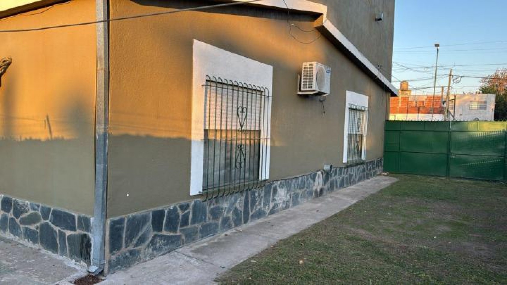 venta Casa y dos departamentos villa de mayo Malvinas argentinas 