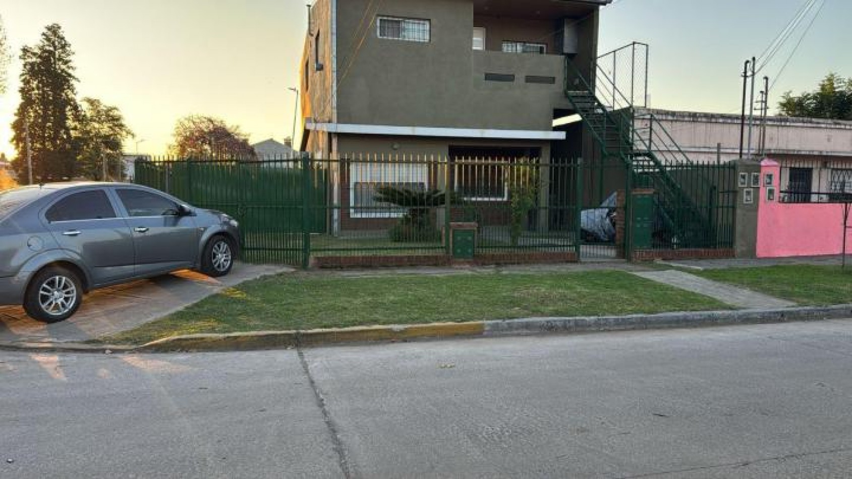 venta Casa y dos departamentos villa de mayo Malvinas argentinas 