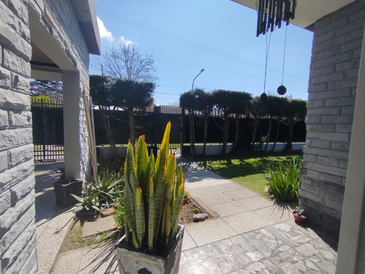 Venta casa cuatro ambientes pileta Apto credito san Miguel 