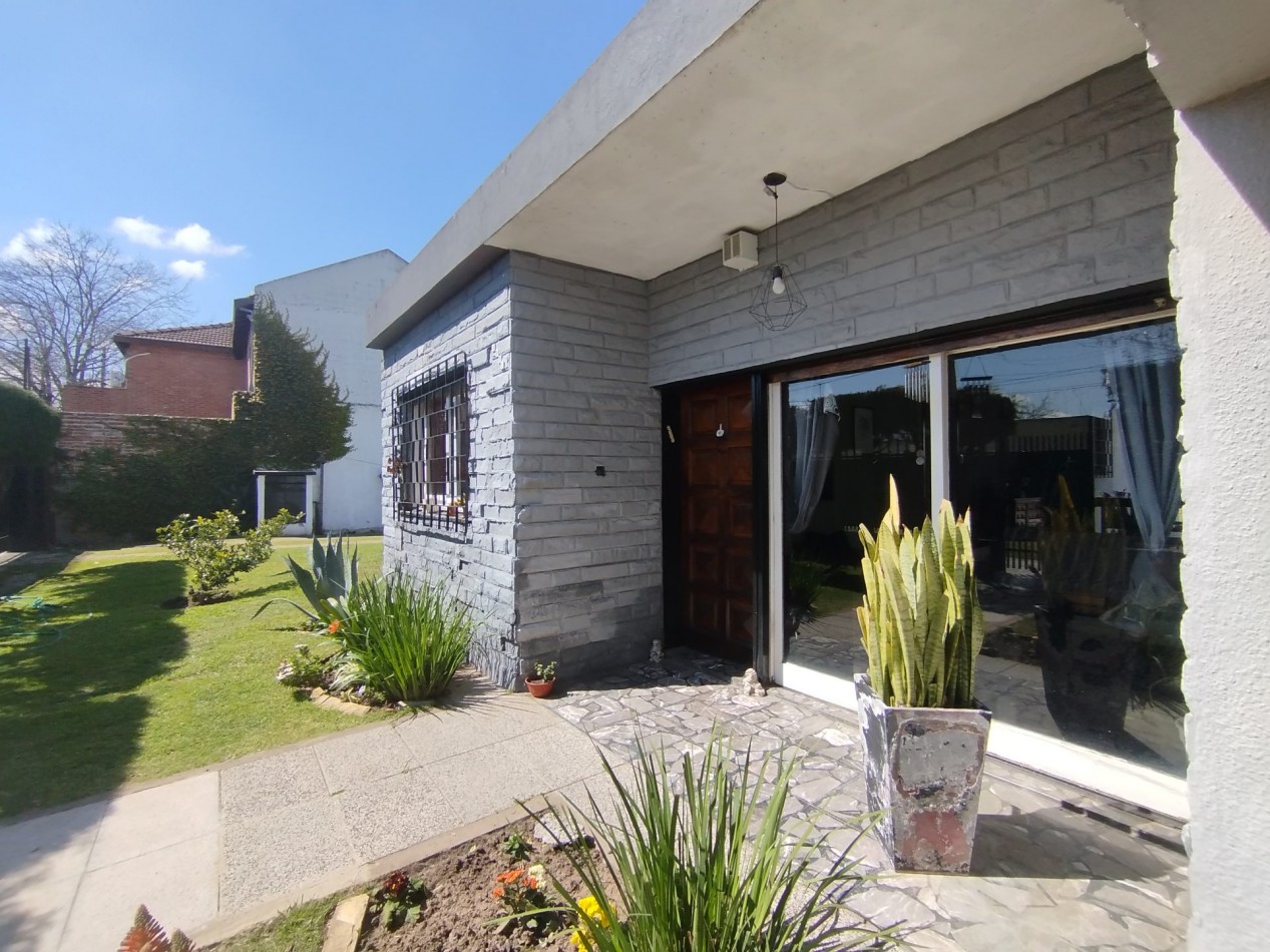 Venta casa cuatro ambientes pileta Apto credito san Miguel 