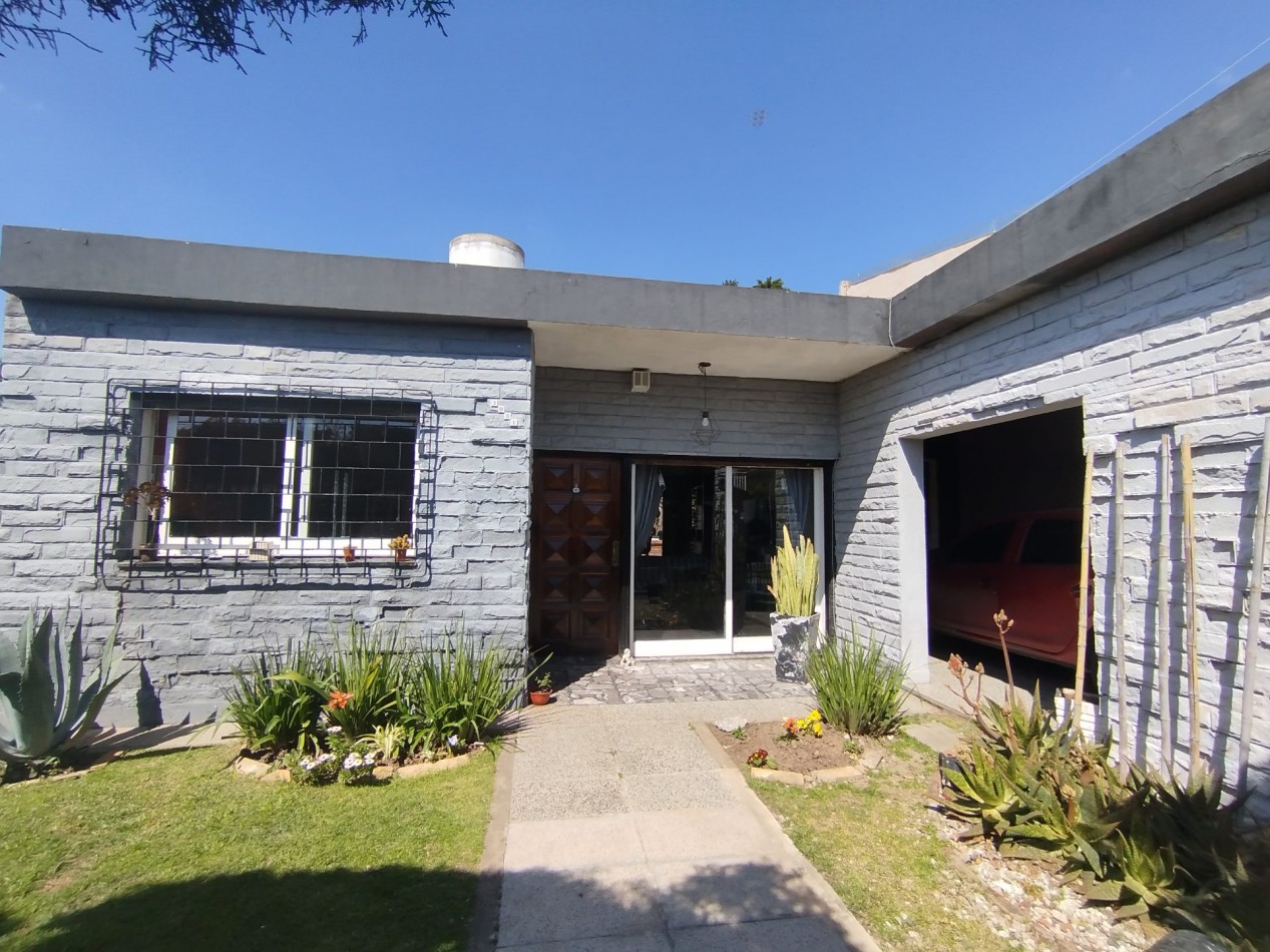 Venta casa cuatro ambientes pileta Apto credito san Miguel 