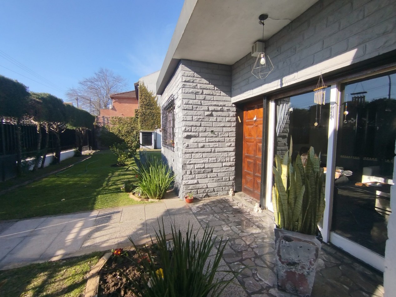 Venta casa cuatro ambientes pileta Apto credito san Miguel 