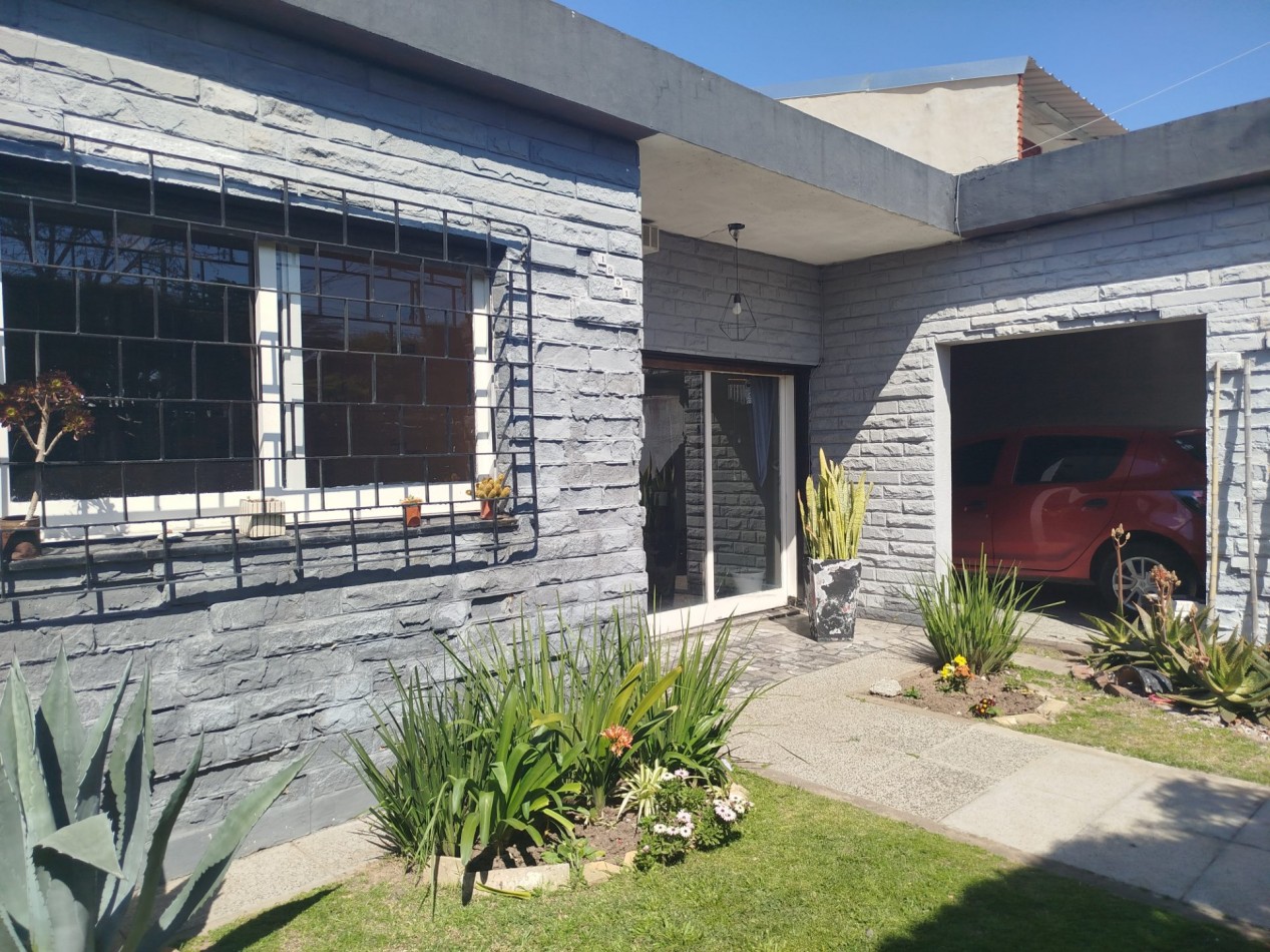 Venta casa cuatro ambientes pileta Apto credito san Miguel 